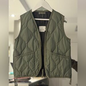 TAION
Kids Green Zip Down Vest